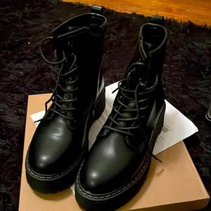 I’m selling the new Steve Madden black Betty boots